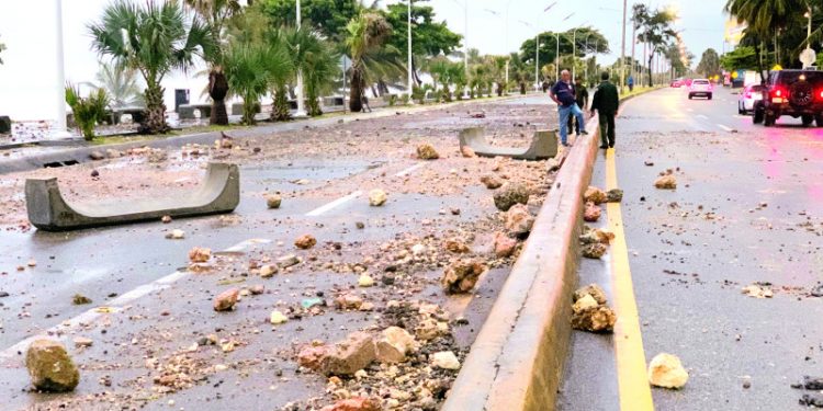 La capital registró cierre de vías e inundaciones por fuertes lluvias