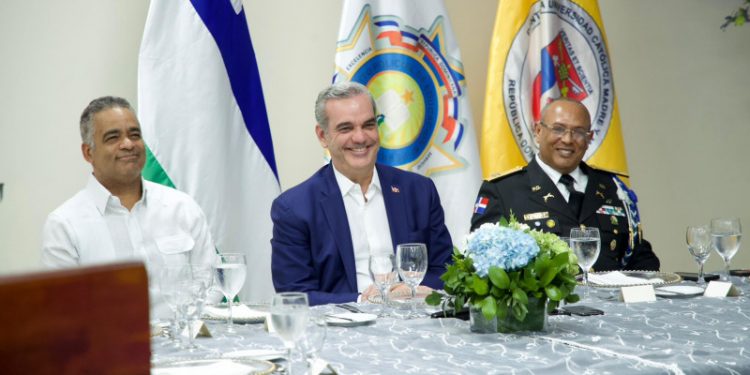 Abinader califica de “imparable” el proceso de transformación de la Policía Nacional