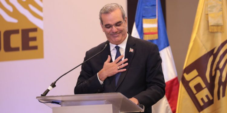 Abinader recibe certificado de elección: "La escrupulosa honradez de los representantes públicos es esencial"