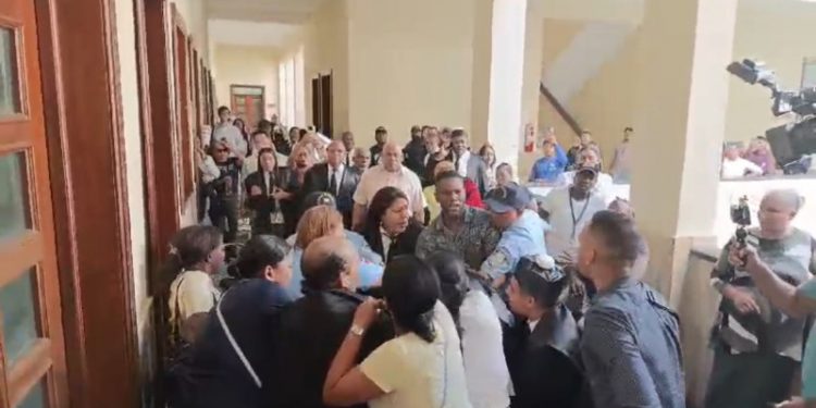 Abogadas se enfrentan a golpes por clientes en Palacio de Justicia de Ciudad Nueva
