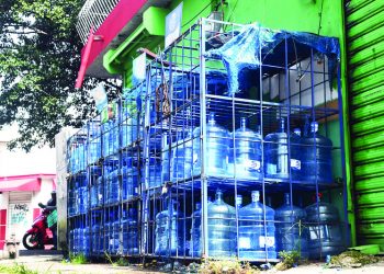 Agua embotellada expuesta al sol no tiene calidad y puede ser dañina