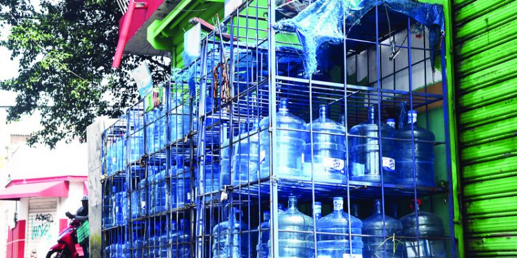 Agua embotellada expuesta al sol no tiene calidad y puede ser dañina