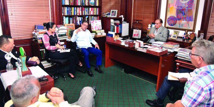 Ministro de Deportes se compromete arreglar polideportivo María Auxiliadora