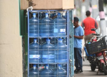 El agua embotellada es expuesta más al sol en fábricas que en colmados