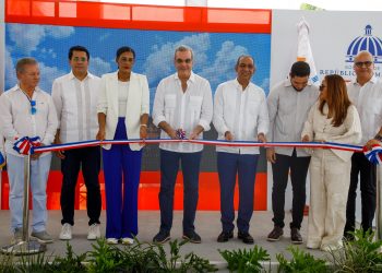 Presidente Abinader inaugura carretera, un puente y deja iniciados los trabajos del centro correccional preventivo en La Altagracia