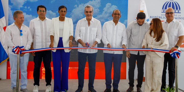 Presidente Abinader inaugura carretera, un puente y deja iniciados los trabajos del centro correccional preventivo en La Altagracia