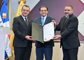 Daniel Rivera recibe certificado que lo acredita como Senador de Santiago