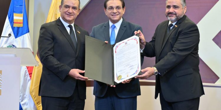 Daniel Rivera recibe certificado que lo acredita como Senador de Santiago