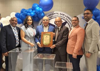 Reconocen a Plutarco Arias por aportes a residencia pediátrica de neumología hospital Los Mina