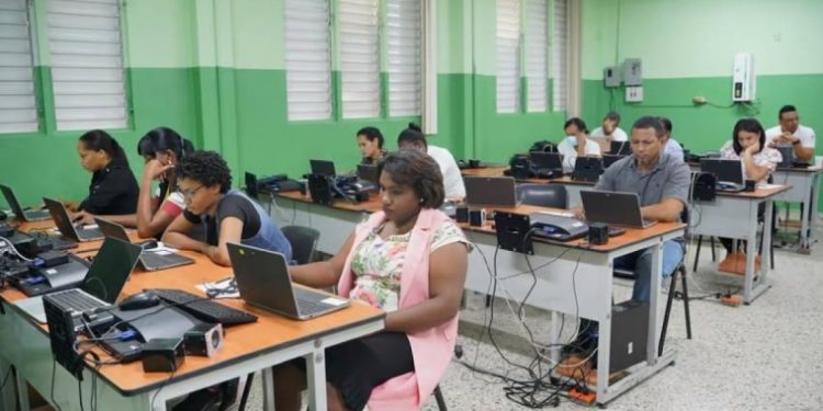 Educación informa 9,698 postulantes aprueban concurso docente