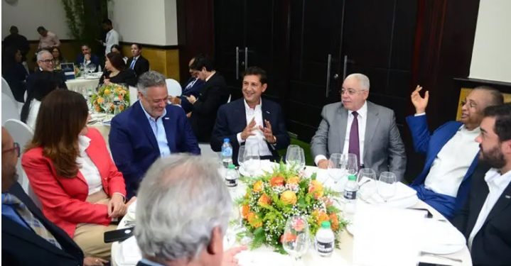 Reconocen en Santiago a líderes empresariales
