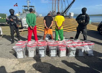 Atrapan tres venezolanos a bordo de una lancha y ocupan 134 paquetes cocaína