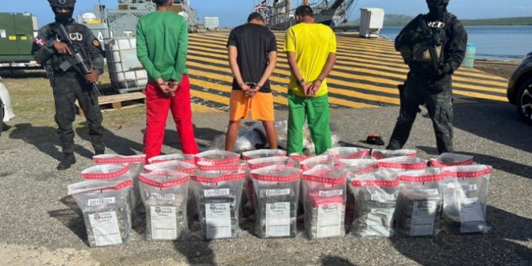 Atrapan tres venezolanos a bordo de una lancha y ocupan 134 paquetes cocaína