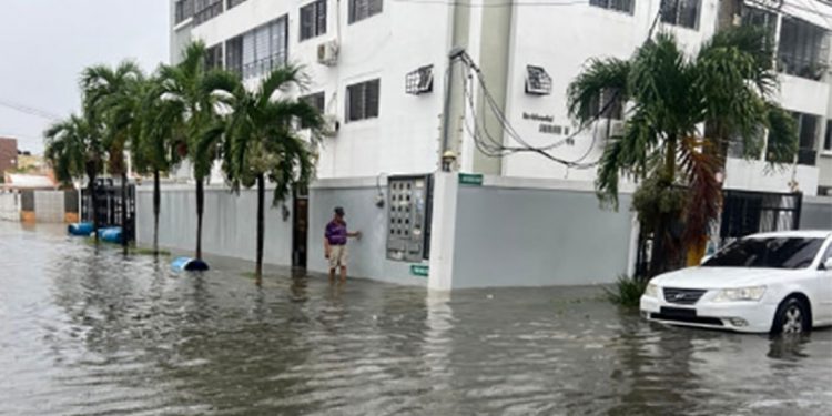 Lluvias provocan inundaciones y caos en Gran Santo Domingo