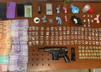 PN apresa 5 personas, confisca una UZI y drogas en sectores de Santiago