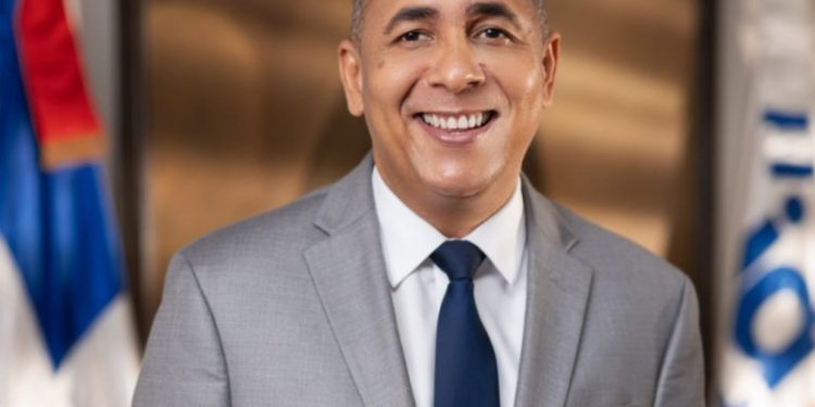 Abinader designa a Nelson Arroyo vicepresidente ejecutivo de Seguros Reservas