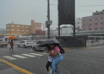 Domingo con aguaceros en varias regiones y temperaturas calurosas