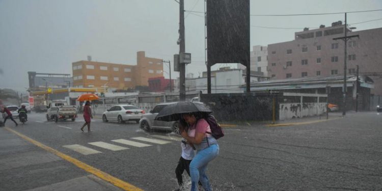 Domingo con aguaceros en varias regiones y temperaturas calurosas