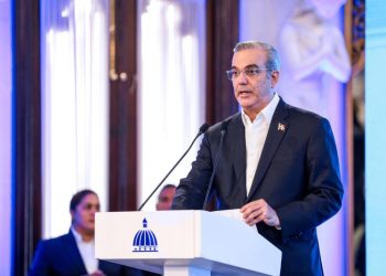 Abinader propone reducir de 190 a 137 diputados