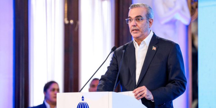 Abinader propone reducir de 190 a 137 diputados