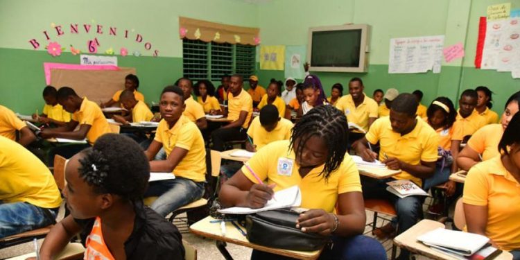 Aseguran cupos para alumnos haitianos en aulas de Santiago