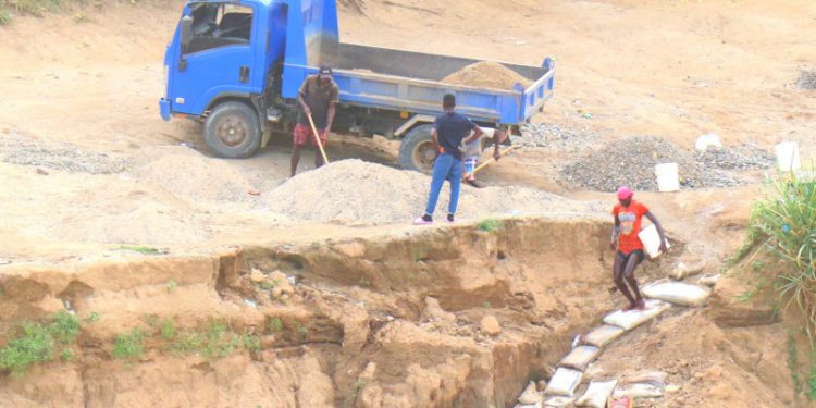 Haitianos amenazan existencia del río Masacre al intensificar la extracción de arena