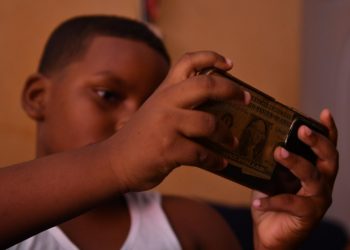 La esclavitud de las pantallas: Los efectos del uso excesivo de dispositivos tecnológicos