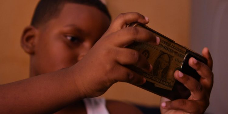 La esclavitud de las pantallas: Los efectos del uso excesivo de dispositivos tecnológicos