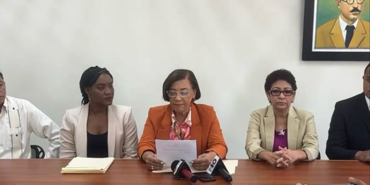 Amparo Custodio renuncia a vicealcaldía de La Vega y no asumirá el cabildo ante la salida de Kelvin Cruz