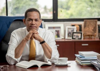 Abinader designa a Julio César Valentín como superintendente de Seguros