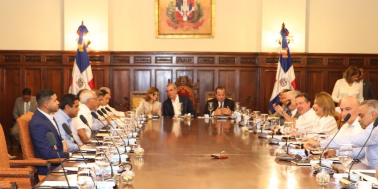 Abinader trató anoche sobre compromiso y ética en una reunión con sus ministros
