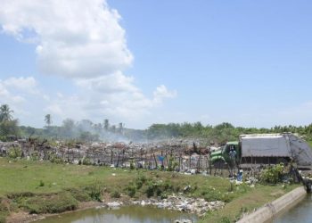 Medio Ambiente cita al alcalde de Nizao por vertedero al lado de canal de riego