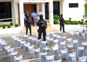 DNCD intercepta lancha con cuatro hombres a bordo con un cargamento de mil kilos de cocaína