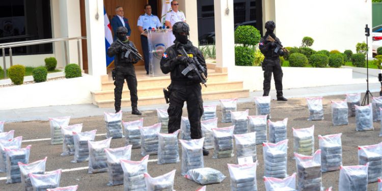 DNCD intercepta lancha con cuatro hombres a bordo con un cargamento de mil kilos de cocaína