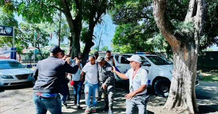 Arrestan a dos hombres por homicidio en Santiago