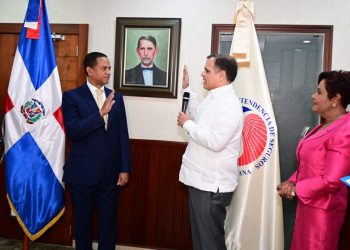 Julio César Valentín es juramentado en la superintendencia de Seguros