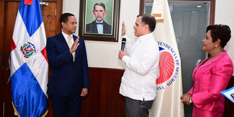 Julio César Valentín es juramentado en la superintendencia de Seguros