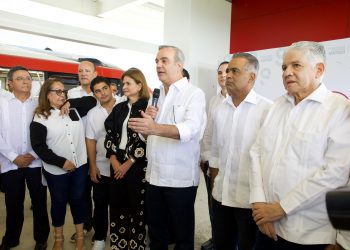 Presidente Abinader conduce el Monorriel de Santiago en su primera prueba dinámica con pasajeros