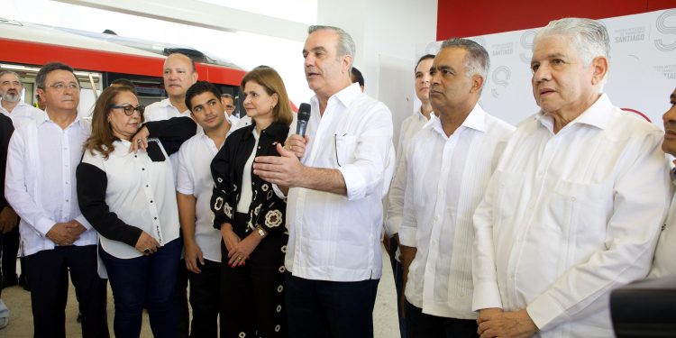 Presidente Abinader conduce el Monorriel de Santiago en su primera prueba dinámica con pasajeros