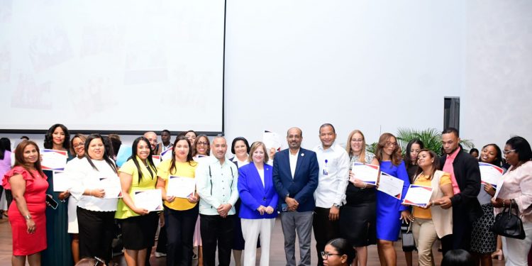 Minerd reconoce a 23 maestros de Santiago por excelente desempeño al cumplir la meta de “alfabetización oportuna”