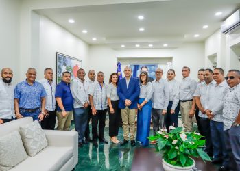 Alcalde Ulises Rodríguez se reúne con alcaldes y directores de distrito de la provincia de Santiago