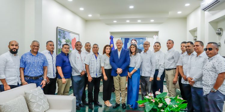 Alcalde Ulises Rodríguez se reúne con alcaldes y directores de distrito de la provincia de Santiago