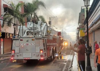 Se incendia la Plaza El Sombrero, en la calle El Sol de Santiago