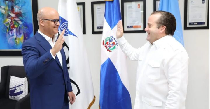 Paliza encabeza toma de posesión del nuevo director del IDAC