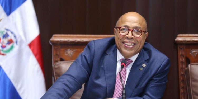 Alfredo Pacheco apoya la propuesta para reducir el número de diputados en el Congreso