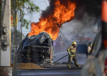 Camión tanquero se incendia en la autopista Duarte y otros vehículos cogen fuego