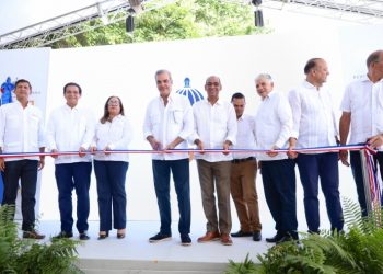 Presidente inaugura varias obras en Santiago