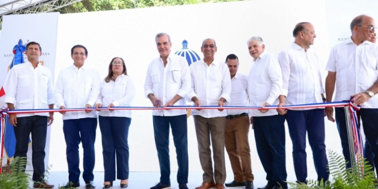 Presidente inaugura varias obras en Santiago