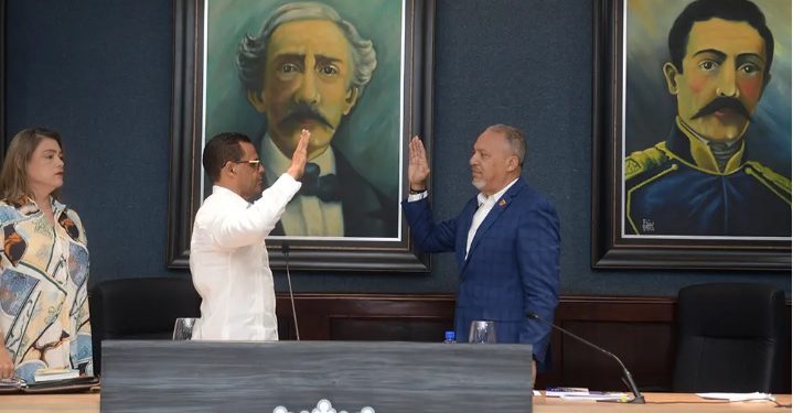 Juramentan alcalde interino en La Vega