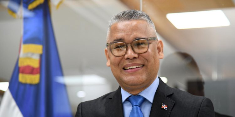 El ex candidato presidencial Carlos Peña apoya modificación constitucional